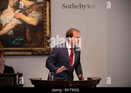 Sotheby's, London, Großbritannien. 3. Juli 2019. Im Sommer Alte Meister Abend Verkauf bietet Gemälde aus dem 14. - 19. Jahrhundert, die von vielen der wichtigsten Maler der westlichen Kunst. zu den Highlights gehören ein Meisterwerk von jedem der größte der britischen Landschaft Maler: Turner, Constable und Gainsborough und außergewöhnliche Werke aus dem Barock, darunter die aussergewöhnlich seltene Johann Liss (Foto), die Versuchung des Hl. Maria Magdalena, die verkauft für £ 5,665,000. Verkauf Total für den Abend war 56,205,950 £ Sterling, die Auktion von Harry Dalmeny (abgebildet). Credit: Malcolm Park/Alamy Leben Nachrichten. Stockfoto