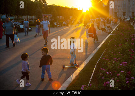 Moscou, Russland. 3. Juli 2019. Menschen gehen auf vdnh Credit: Demian Stringer/ZUMA Draht/Alamy leben Nachrichten Stockfoto