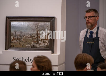 Sotheby's, London, Großbritannien. 3. Juli 2019. Im Sommer Alte Meister Abend Verkauf bietet Gemälde aus dem 14. - 19. Jahrhundert, die von vielen der wichtigsten Maler der westlichen Kunst. zu den Highlights gehören ein Meisterwerk von jedem der größte der britischen Landschaft Maler - Turner, Constable und Gainsborough - und außergewöhnliche Werke vom Barock von Ribera und die aussergewöhnlich seltene Johann Liss. Bild: Pieter Brueghel der Jüngere, Winterlandschaft mit einem Vogel Trap. Credit: Malcolm Park/Alamy Leben Nachrichten. Stockfoto