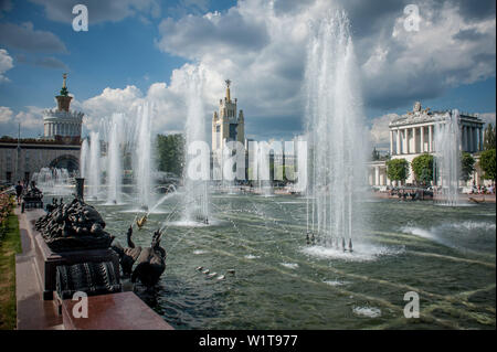 Moscou, Russland. 3. Juli 2019. Fountain' der Ton Blume'' ENEA Credit: Demian Stringer/ZUMA Draht/Alamy leben Nachrichten Stockfoto