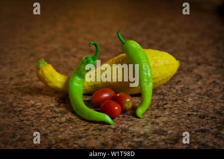 Gelbe Squash, Cowhorn Paprika und Tomaten sind nur einige der farbenfrohen Gemüse sie während des Sommers finden. Stockfoto