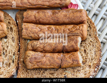 Nahaufnahme der frikandel auf eine Scheibe Brot, eine traditionelle holländische Snackbar, eine Art von Hackfleisch/Faschiertem hot dog Stockfoto