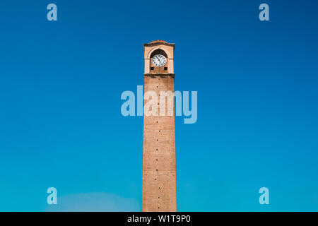 Old Clock Tower in Adana, Stadt der Türkei. Adana Stadt mit alten Uhrturm auch bekannt "Buyuksaat" vor der klare blaue Himmel Stockfoto