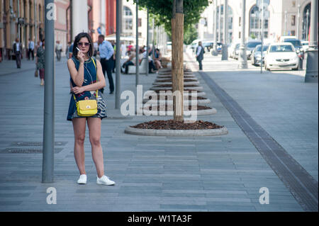 Moscou, Russland. 3. Juli 2019. Mädchen mit rauchlosen Zigarette Credit: Demian Stringer/ZUMA Draht/Alamy leben Nachrichten Stockfoto