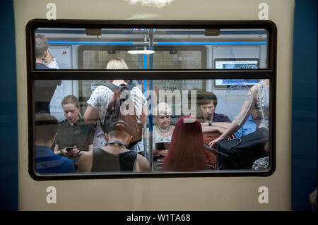 Moscou, Russland. 3. Juli 2019. Die Menschen in der U-Bahn: Demian Stringer/ZUMA Draht/Alamy leben Nachrichten Stockfoto