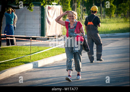 Moscou, Russland. 3. Juli 2019. Weibliche Arbeitnehmer in vdnh Credit: Demian Stringer/ZUMA Draht/Alamy leben Nachrichten Stockfoto