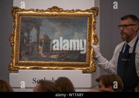 Sotheby's, London, Großbritannien. 3. Juli 2019. Im Sommer Alte Meister Abend Verkauf bietet Gemälde aus dem 14. - 19. Jahrhundert, die von vielen der wichtigsten Maler der westlichen Kunst. zu den Highlights gehören ein Meisterwerk von jedem der größte der britischen Landschaft Maler - Turner, Constable und Gainsborough - und außergewöhnliche Werke vom Barock von Ribera und die aussergewöhnlich seltene Johann Liss. Bild: Michele: Marieschi, ein architektonisches Capriccio mit einem Fluss und einem gotischen Tempel, verkauft für £ 112.500. Credit: Malcolm Park/Alamy Leben Nachrichten. Stockfoto