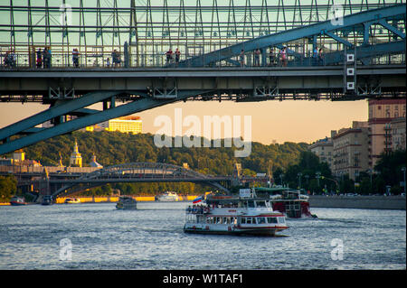 Moscou, Russland. 3. Juli 2019. Spaziergänge am Fluss Moskwa Credit: Demian Stringer/ZUMA Draht/Alamy leben Nachrichten Stockfoto