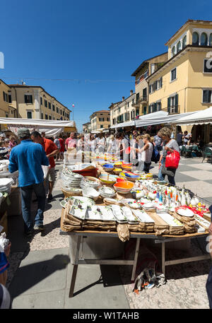 LAZISE, ITALIEN - 4. Mai 2016: Die Open-air-Markt in Lazise am Gardasee. Italien Stockfoto