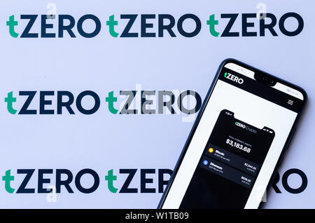 TZero Logos auf die Broschüre und das Smartphone mit dem tZERO Crypto App Screenshot. Stockfoto