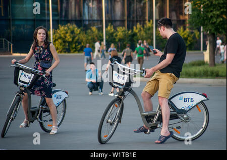 Moscou, Russland. 3. Juli 2019. Die Menschen fahren Fahrräder Credit: Demian Stringer/ZUMA Draht/Alamy leben Nachrichten Stockfoto