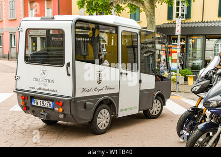 VARENNA, Comer See, Italien - JUNI 2019: Kleine elektrische Shuttlebus für Gäste des Hotel Royal Victoria in Varenna am Comer See, Italien. Stockfoto