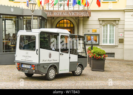 VARENNA, Comer See, Italien - JUNI 2019: Kleine elektrische Shuttlebus für Gäste des Hotel Royal Victoria in Varenna am Comer See, Italien. Stockfoto