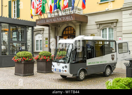 VARENNA, Comer See, Italien - JUNI 2019: Kleine elektrische Shuttlebus für Gäste des Hotel Royal Victoria in Varenna am Comer See, Italien. Stockfoto