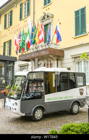 VARENNA, Comer See, Italien - JUNI 2019: Kleine elektrische Shuttlebus für Gäste des Hotel Royal Victoria in Varenna am Comer See, Italien. Stockfoto