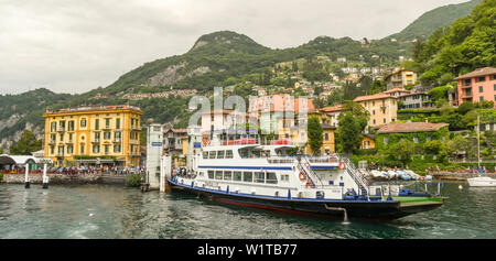 VARENNA, Comer See, Italien - JUNI 2019: Panormaic Ansicht einer Passagier- und Autofähre entladen an der Mole in Varenna am Comer See. Stockfoto