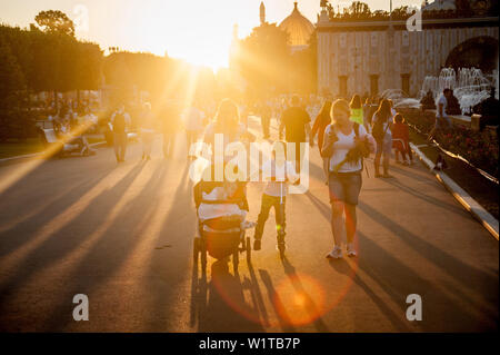 Moscou, Russland. 3. Juli 2019. Menschen gehen auf vdnh Credit: Demian Stringer/ZUMA Draht/Alamy leben Nachrichten Stockfoto