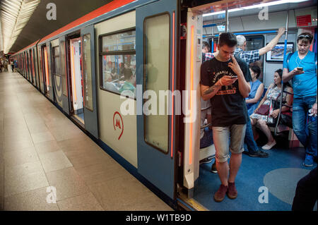 Moscou, Russland. 3. Juli 2019. Die Menschen in der U-Bahn: Demian Stringer/ZUMA Draht/Alamy leben Nachrichten Stockfoto