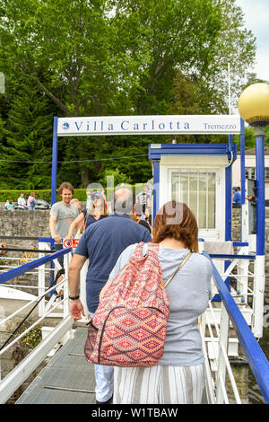 TREMEZZO am Comer See, Italien - JUNI 2019: Passagiere aussteigen eine Fähre in der Villa Carlotta in Tremezzo am Comer See. Stockfoto