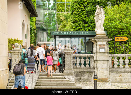 TREMEZZO am Comer See, Italien - JUNI 2019: Leute in der Warteschlange am Eingang der Villa Carlotta in Tremezzo am Comer See. Stockfoto