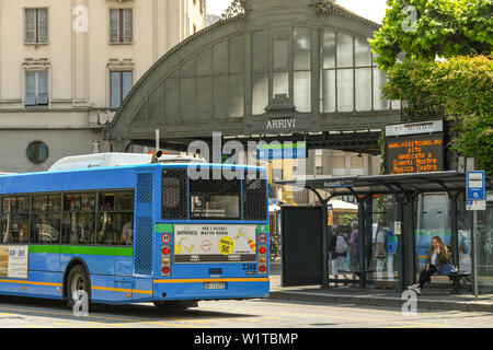 COMO, ITALIEN - JUNI 2019: Der Bahnhof in Como am Comer See. Eine Bushaltestelle und mit dem Bus stehen im Vordergrund Stockfoto