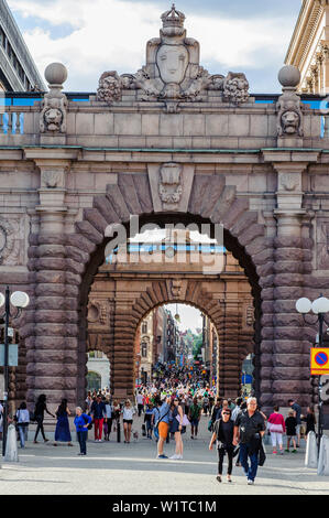 Blick durch den Reichstag auf der Einkaufsstraße Drottninggatan, Stockholm, Schweden Stockfoto