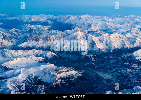 Mont Blanc in der Dämmerung aus der Vogelperspektive Perspektive, Chamonix, Frankreich Stockfoto