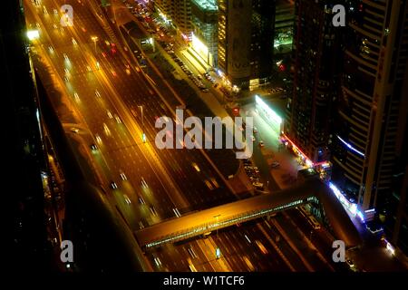 Anzeigen, Nacht, Sheikh Zayed Road, Finanz Center, Dubai, VAE, Vereinigte Arabische Emirate Stockfoto