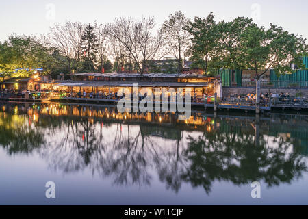 Clubs an der Spree-Kanal, Freischwimmer, Strand Bar, Kreuzberg, Berlin Stockfoto