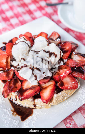Frische Waffeln mit straberry und Rahm, Villa de Leyva, Departamento Boyacá, Kolumbien, Südamerika Stockfoto