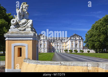 Westliche Blick auf Schloss Augustusburg in Brühl, Mittelrheintal, Nordrhein-Westfalen, Deutschland, Europa Stockfoto