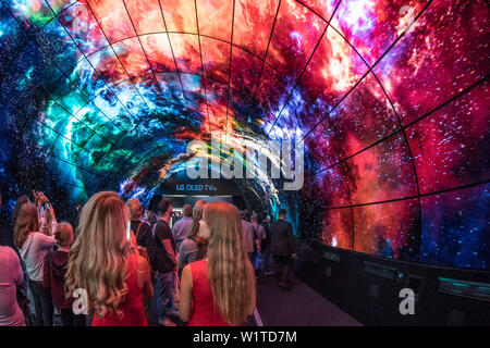 IFA Berlin 2017, Internationale Funkausstellung Berlin, LG-OLED-Tunnel, Internet-adr. zum Thema Fernsehen von LG, Messebesucher, 4k-Tunnel Stockfoto