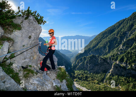 Die Frau macht am Klettersteig Bettelwurf Pause, Absamer Klettersteig, bettelwurf, Karwendel, Tirol, Österreich Stockfoto