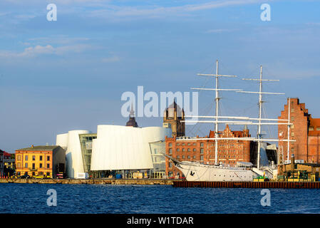 Blick auf die Altstadt mit dem Ozeaneum und Museumsschiff Gorch Fock 1 im Hafen, Stralsund, Ostsee, Mecklenburg-Vorpommern, Deutschland Stockfoto