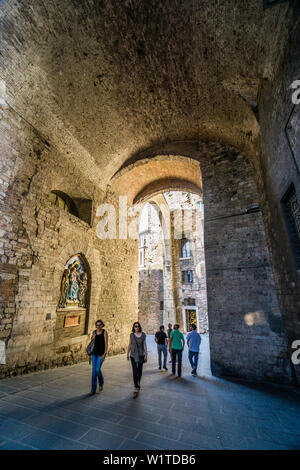 Bögen der Via delle Volte Maesta im historischen Zentrum von Perugia, Umbrien, Italien Stockfoto