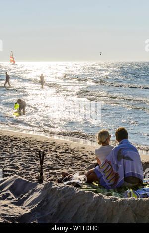 Paar in einer Sandburg am Strand von Warnemünde, Ostseeküste, Mecklenburg-Vorpommern, Deutschland Stockfoto