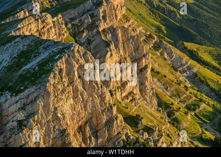 Rock Abstürze des Vercors im ersten Licht, aus dem Grand Veymont, Vercors, Dauphine, Dauphine, Isère, Frankreich Stockfoto