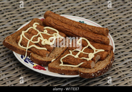 Nahaufnahme der frikandel auf Brot mit Mayonnaise, einem traditionellen holländischen Snack, eine Art von Hackfleisch/Faschiertem hot dog Stockfoto