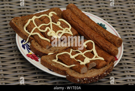 Nahaufnahme der frikandel auf Brot mit Mayonnaise, einem traditionellen holländischen Snack, eine Art von Hackfleisch/Faschiertem hot dog Stockfoto