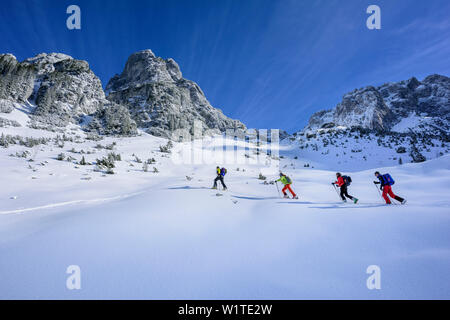 Mehrere Personen backcountry Skiing aufsteigender Richtung Manndlkogelscharte, Manndlkogelscharte, Gosau Gruppe, Dachstein, UNESCO-Weltkulturerbe Salzka Stockfoto