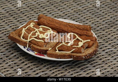 Nahaufnahme der frikandel auf Brot mit Mayonnaise, einem traditionellen holländischen Snack, eine Art von Hackfleisch/Faschiertem hot dog Stockfoto