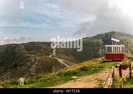 Alte Kabel Art Gondel cab in peak Panorama des Monte Baldo Mountain in der Nähe von Malcesine in Italien verlassen Stockfoto