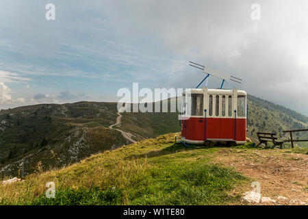 Alte Kabel Art Gondel cab in peak Panorama des Monte Baldo Mountain in der Nähe von Malcesine in Italien verlassen Stockfoto