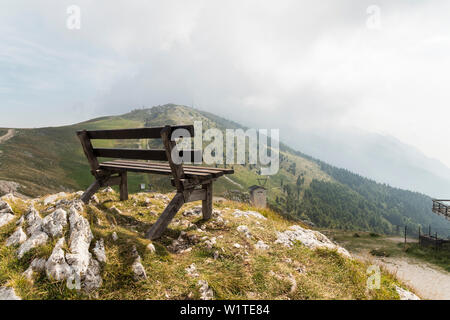 An der Spitze des Monte Baldo und suchen immer schnell abgeräumt und zum See. Holz Sitzbank bei thze oben auf dem Berg Stockfoto