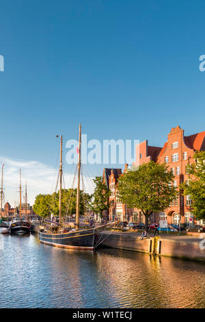 Blick auf die Trave in Richtung Altstadt, Lübeck, Ostsee, Schleswig-Holstein, Deutschland Stockfoto