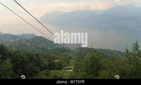 Top Blick vom Monte Baldo zu Malcesine am Gardasee. Stockfoto