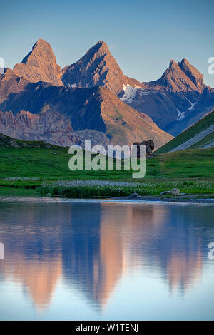 See Lac Cerces mit Aiguilles d'Arves, See Lac Cerces, Dauphine, Dauphiné, Hautes Alpes, Frankreich Stockfoto