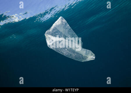 Plastiktüte hilflos im Ozean, Indo Pazifik, Indonesien Stockfoto