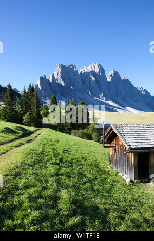 Kleine Holzhütte vor der Geislerspitzen, Dolomiten, Südtirol, Italien Stockfoto