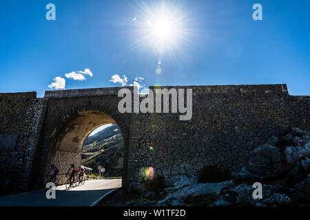 Radfahrer auf der berühmten kurvenreiche Straße, die zu den Torrent de Pareis, Sa Calobra, Tramuntana-gebirge, Mallorca, Balearen, Spanien Stockfoto